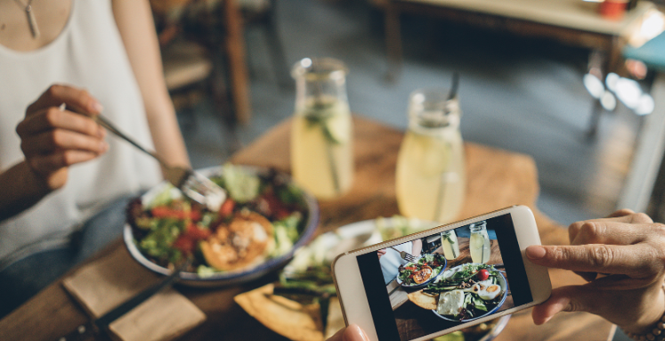 社交媒體如何影響消費者對食品飲料品牌的選擇?